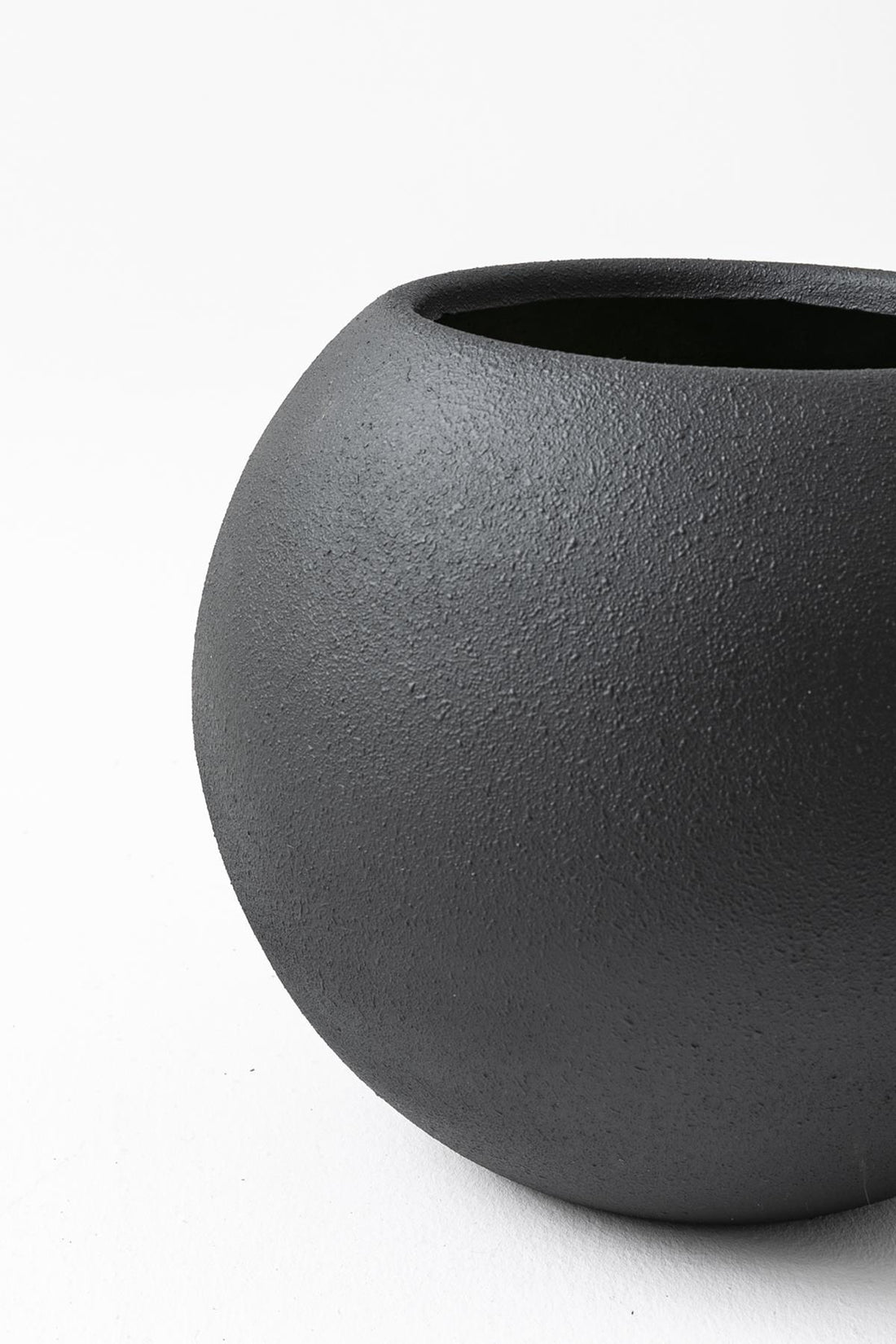 Küre Fiber Saksı Beton Görünümlü Siyah 34*40